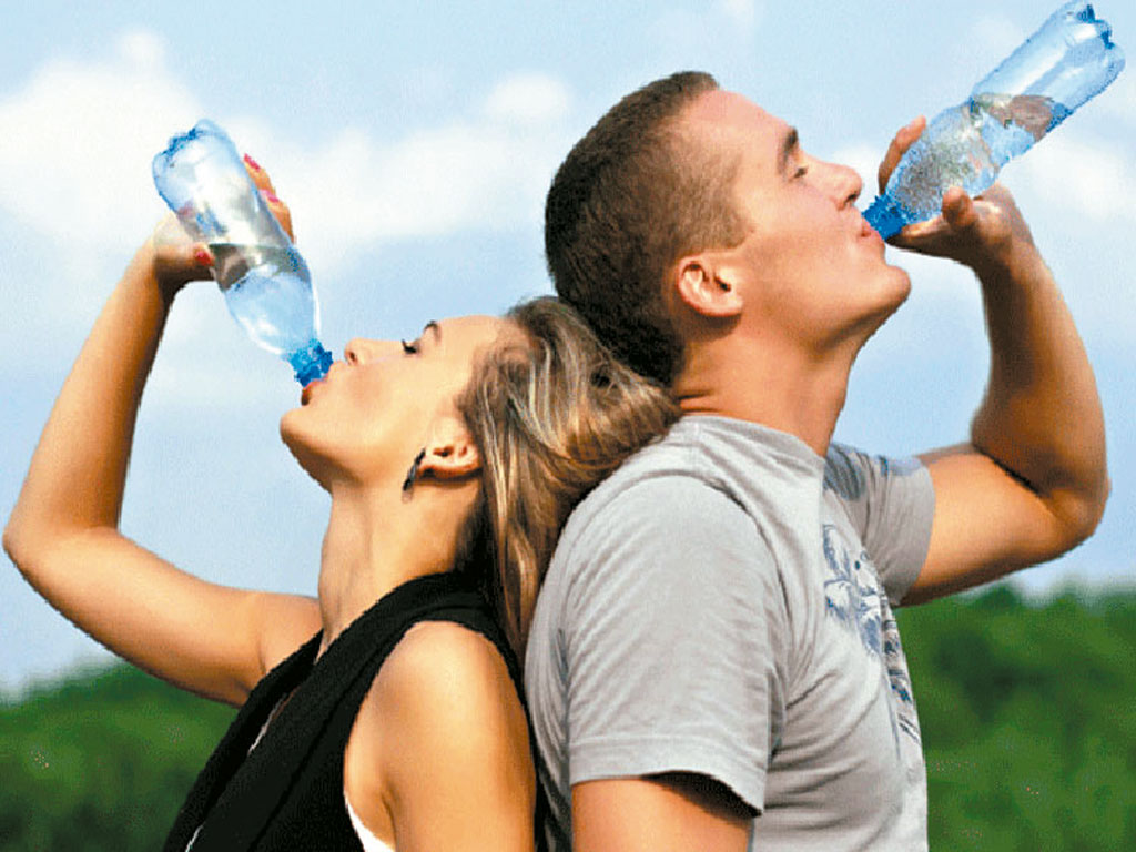 Imagen de personas bebiendo agua