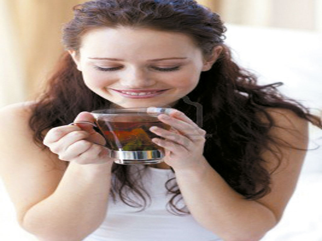 Imagen de Taza de Té de Pino con una mujer