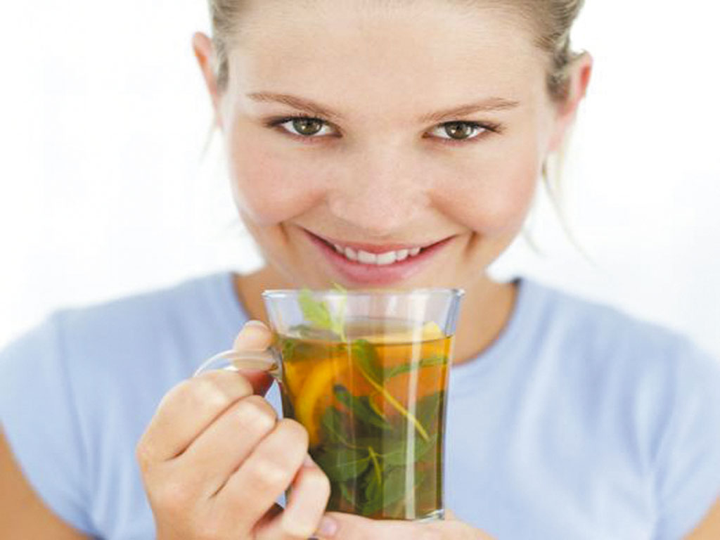 Mujer bebiendo taza de té